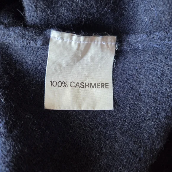 Men's Navy Cashmere V-Neck Sweater - Picture 7 of 8